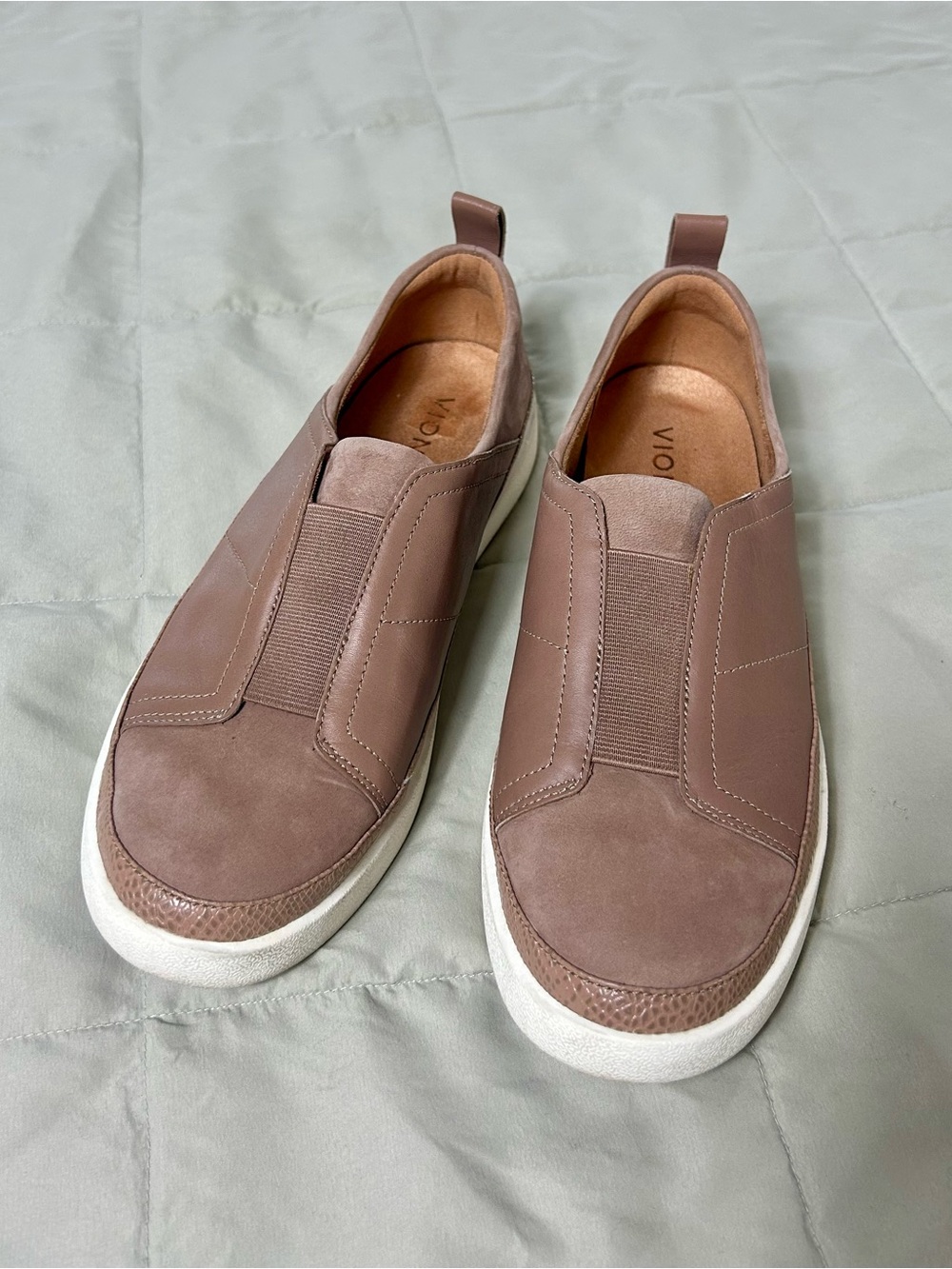 Vionic Women’s Zinah Slip-On Sneaker Loafers in Tan / Brownie, Women’s Size 8.5